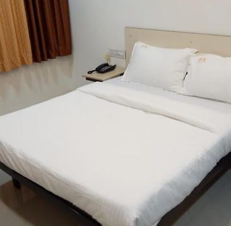 Hotel Vihaan Inn โกลฮาปูร์ ภายนอก รูปภาพ